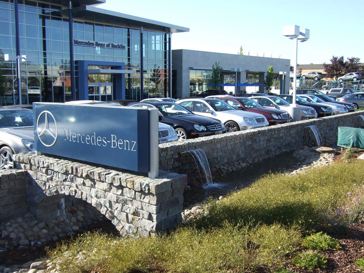 Van Housen Mercedes Benz Dealership